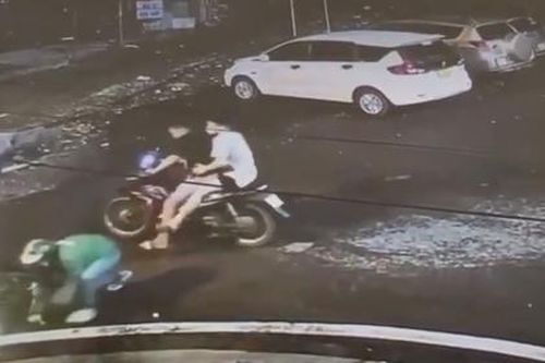 Bắt nóng hai thanh niên cướp xe máy của tài xế xe ôm ở TP. HCM