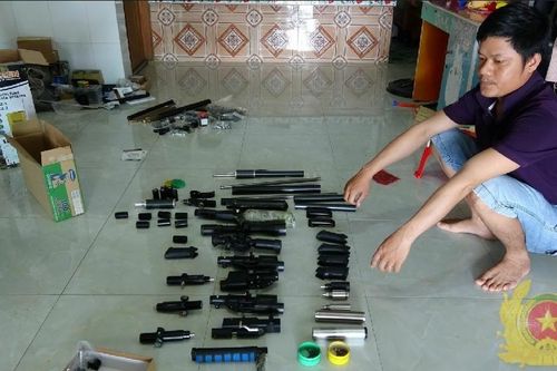Thu giữ nhiều linh kiện, máy móc lắp ráp súng tự chế tại nhà một người dân