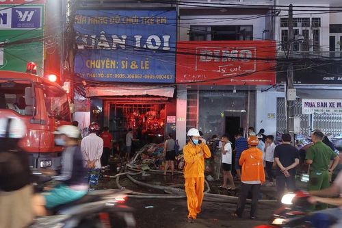 Cháy cửa hàng bán đồ chơi trẻ em giữa trung tâm Đà Nẵng