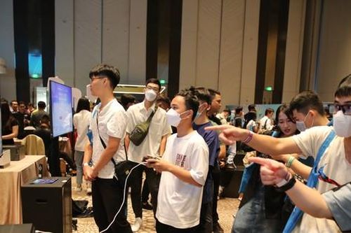Bạn trẻ hào hứng trải nghiệm ngày hội công nghệ hàng đầu châu Á