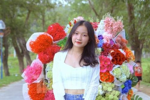 Cô gái 9x kiếm tiền triệu từ dịch vụ xe hoa 'chở' mùa thu Hà Nội về Hà Tĩnh