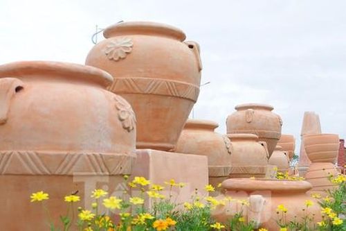 Con đường trưng bày sản vật 'Vương quốc gốm đỏ' Vĩnh Long