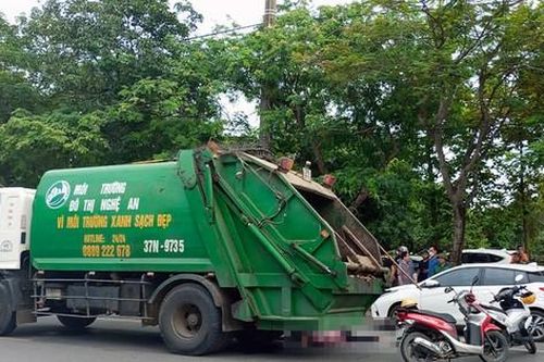 Tin mới vụ tài xế ô tô mở cửa xe bất cẩn khiến cô gái tử vong dưới bánh xe tải chở rác