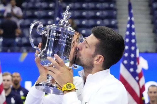 Những khoảnh khắc Djokovic ngất ngây với chiếc cúp Grand Slam thứ 24