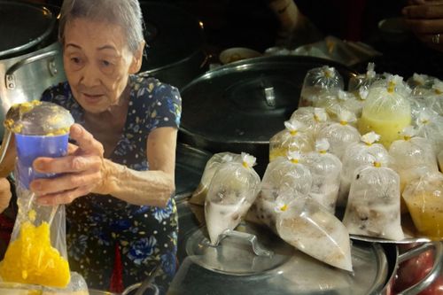Quán 'chè đèn dầu' của cụ bà 80 tuổi ở vỉa hè TP.HCM, 50 năm vẫn đông kín khách