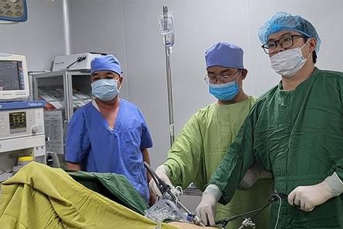 Gắp xương cá xuyên thủng gan của người đàn ông