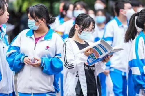 Thu nhập giảm, phụ huynh vẫn chi trăm triệu đầu tư cho con đi trại hè, học thêm