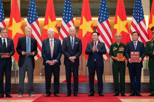 Chủ tịch Quốc hội và Tổng thống Mỹ Joe Biden chứng kiến trao kỷ vật chiến tranh