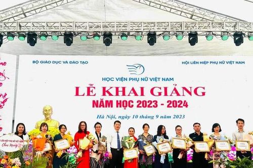 Agribank trao học bổng trị giá 30 triệu đồng cho tân sinh viên xuất sắc tại Học viện Phụ nữ Việt Nam