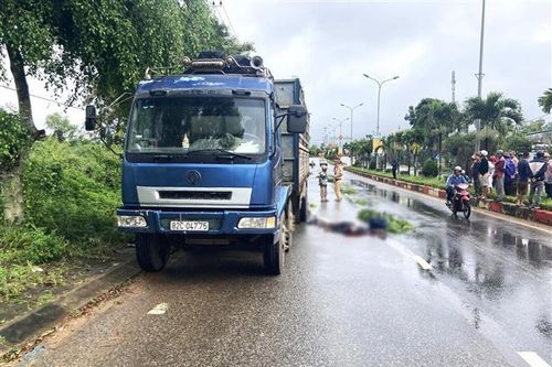 Kon Tum: Xe máy va chạm ôtô tải, hai vợ chồng tử vong tại chỗ
