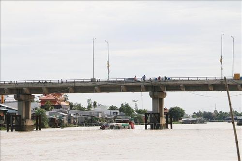 Kịp thời cứu sống bé trai nghi bị rơi từ trên cầu xuống sông