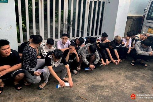 Bắt 18 thanh thiếu niên hỗn chiến trước siêu thị ở Huế