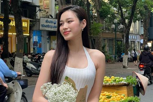 Thùy Tiên, Tiểu Vy và các nàng Hậu 'bắt trend' chụp ảnh mùa thu Hà Nội, nhan sắc đời thường trông ra sao?