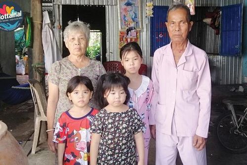 Ông bà U80 ngày ngày nhặt ve chai nuôi 3 cháu mồ côi