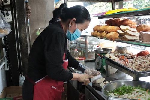 Dì Hai Lành bán bánh mì vỉa hè mua được 9 căn nhà, dựng vợ gả chồng cho các em