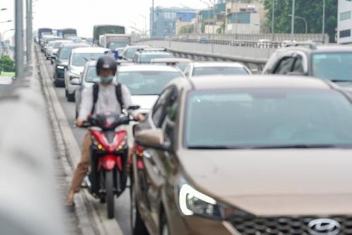 Thót tim trước cảnh người đi xe máy 'liều mình' leo lên đường Vành đai 2 trên cao