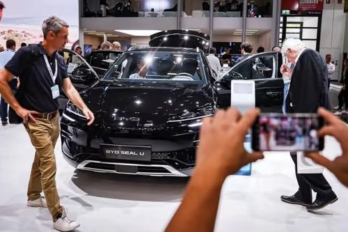 Các nhà sản xuất ô tô châu Âu vật lộn chống lại sự 'bành trướng' của xe điện Trung Quốc