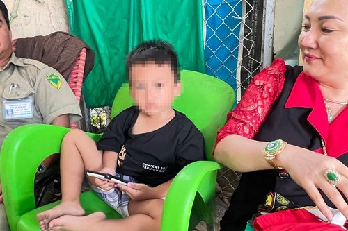 Công an phường Bình Khánh tìm người thân bé trai bị rơi xuống sông