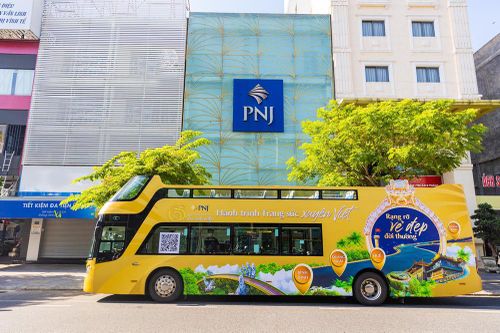 PNJ trao học bổng cho học sinh hiếu học trong 'Hành trình trang sức xuyên Việt' tới miền Tây