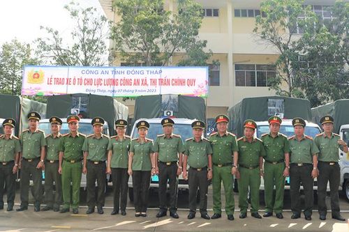 Bàn giao 20 xe ô tô tải chuyên dùng phục vụ công tác đảm bảo an ninh, trật tự