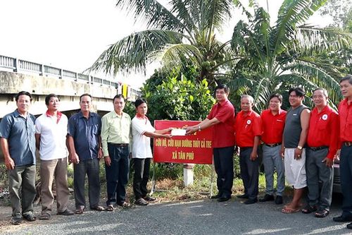 Thăm, tặng quà các chốt cứu nạn, cứu hộ