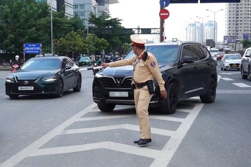 Cảnh sát giao thông không được đặt điểm kiểm soát giữa đường cao tốc