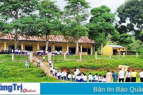 Mang yêu thương đến với học sinh vùng khó