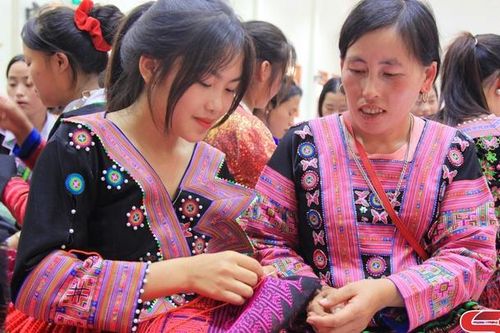 Truyền dạy nghề di sản văn hóa phi vật thể cho học sinh