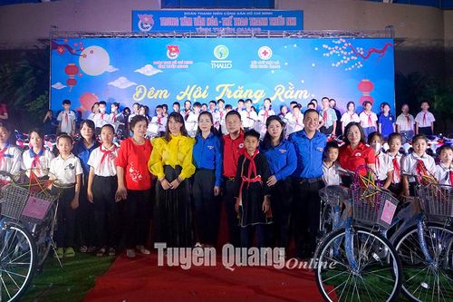 Tặng quà Trung thu cho hơn 1.000 thiếu nhi có hoàn cảnh khó khăn