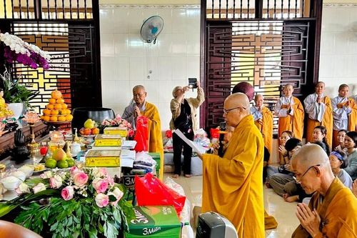 Phật tử thiền viện Vạn Hạnh, chùa Hoa Quang cúng dường các tự viện và trao học bổng cho học sinh