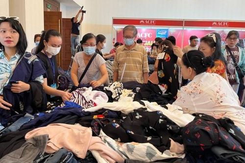 Hàng hiệu giảm giá tới 90%, người dân đổ xô mua