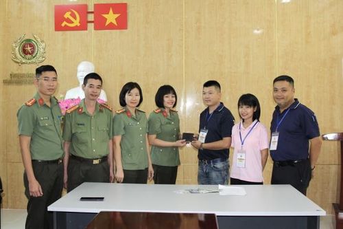 Trao trả ví cùng giấy tờ đánh rơi cho chuyên gia người Trung Quốc