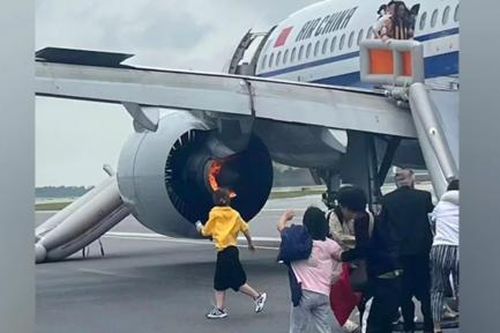 Động cơ máy bay Air China bốc cháy ở Singapore, hành khách phải sơ tán