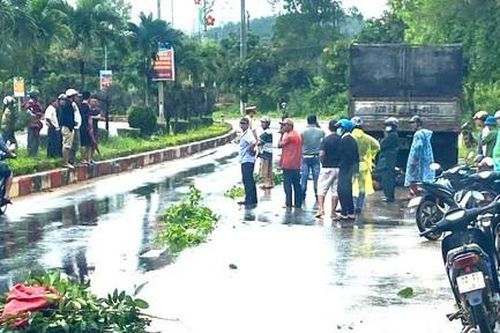 Xe máy tông đuôi xe tải, 2 vợ chồng tử vong thương tâm