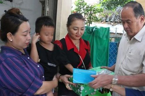 Đang chở lúa trên sông, hai cha con cứu sống bé trai 4 tuổi từ trên cầu rơi xuống