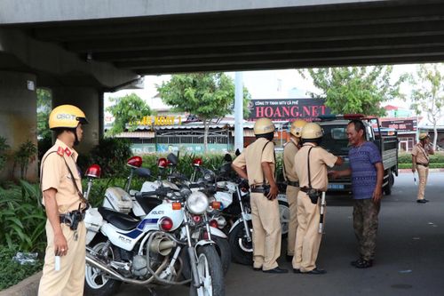 Yêu cầu CSGT chứng minh vi phạm mới đưa giấy tờ, đúng hay sai?