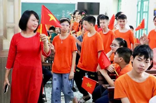 Cùng học sinh khuyết tật đến trường