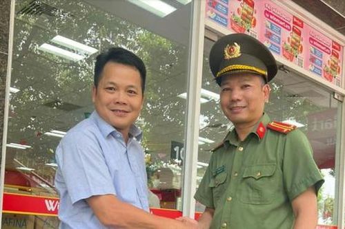 Tổ trực chốt bảo vệ đoàn khách quốc tế nhặt được tài sản trả lại người mất