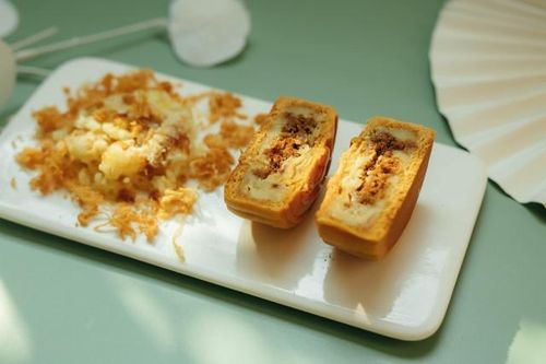 Bánh trung thu kết hợp nhân xôi xéo tạo nên loại bánh hương vị độc lạ