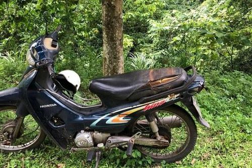Thi thể đang phân hủy trên núi bên cạnh chùm nhãn, thẻ hương