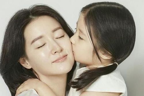 Con gái minh tinh Lee Young Ae: Xinh đẹp như mẹ, có tố chất nghệ thuật
