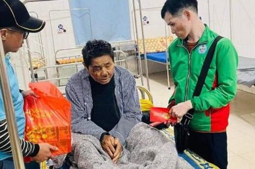 Chàng trai khuyết tật vượt khó làm thiện nguyện: 'Vui khi thấy nụ cười của những người khó khăn'