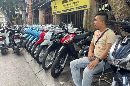 Chủ cửa hàng xe máy cũ ở Hà Nội: Chúng tôi chỉ còn chờ phá sản