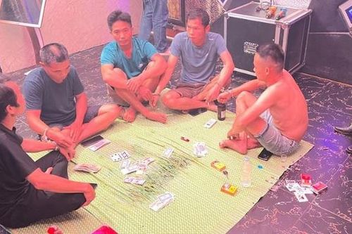 Khởi tố 7 người đánh bạc trong quán karaoke