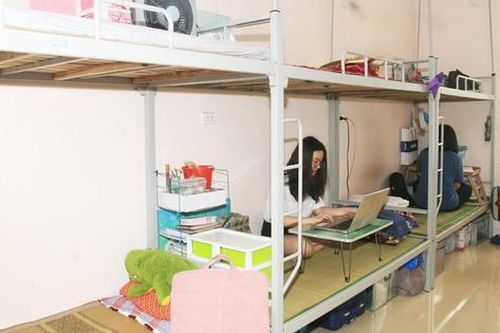Tân sinh viên 'sốc' trước muôn vàn khó khăn khi xa nhà