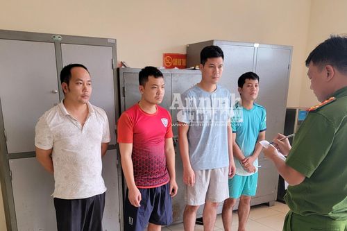 Bắt giữ 5 nhân viên bốc xếp hành lý ký gửi tại Sân bay Nội Bài giật khóa valy, trộm tài sản