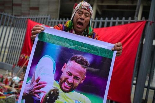 Pháp sư làm phép để 'vô hiệu hóa' Neymar trước trận Peru - Brazil