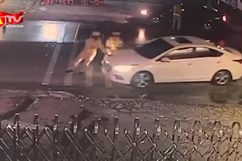 Tạm giữ hình sự lái xe trốn đo nồng độ cồn đâm xe vào CSGT