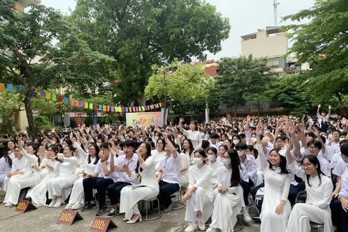 Hàng nghìn 'tân' học sinh háo hức chữa cháy cùng lính cứu hỏa