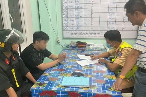 Đang đi 'ship' ma túy thì bị CSGT bắt giữ